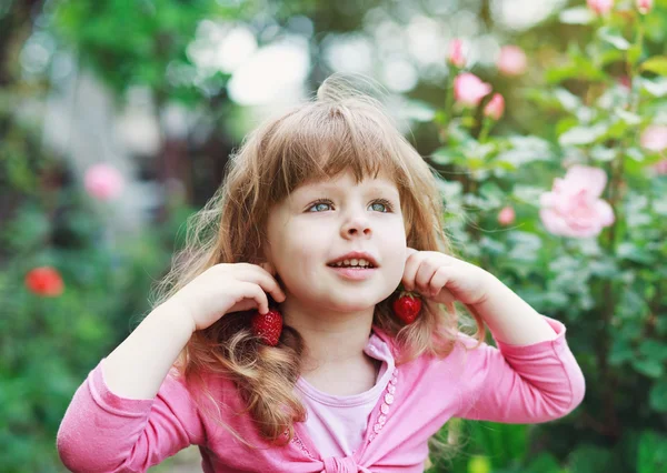 Ragazza giocare con fragola — Foto Stock