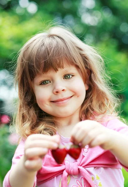 Girl holds strawberries — Stock Photo, Image