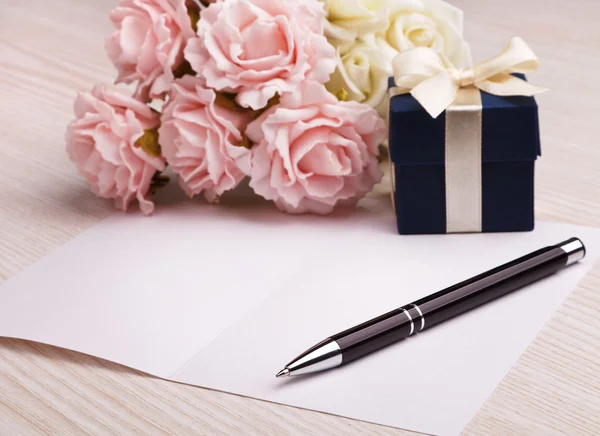 Lege kaart met bloemen en cadeau — Stockfoto