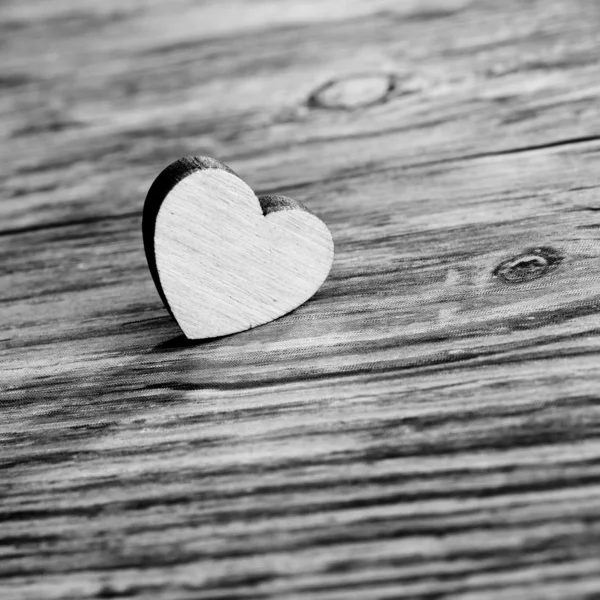 Καρδιά σε ξύλινο φόντο — Φωτογραφία Αρχείου