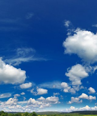 kırsal manzara mavi gökyüzü ve bulutlar