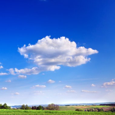  Mavi gökyüzünün manzarası
