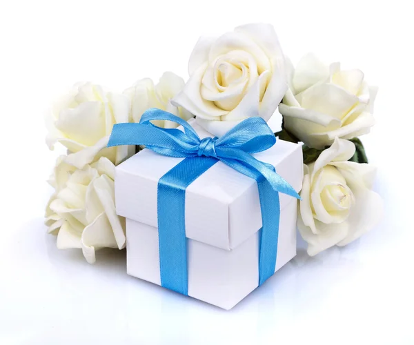 Fiori bianchi e confezione regalo — Foto Stock