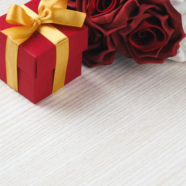 Flores y caja de regalo con cinta amarilla —  Fotos de Stock