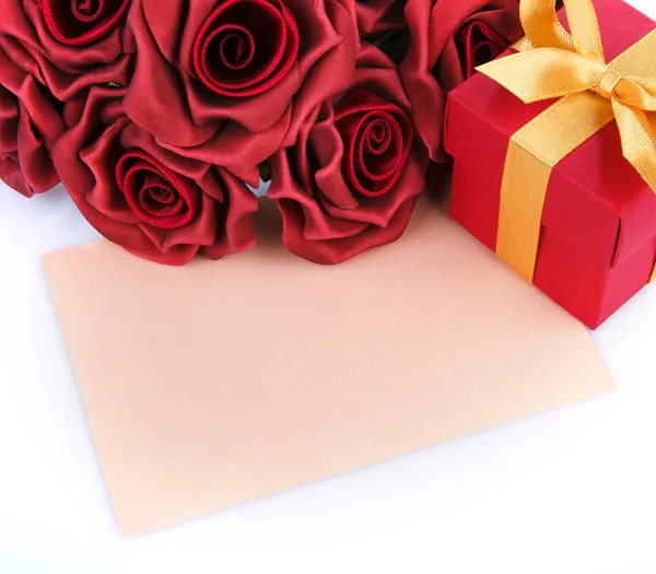 Carta bianca con fiori rossi e regalo — Foto Stock