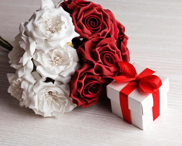 Rosas rojas y blancas y caja de regalo —  Fotos de Stock