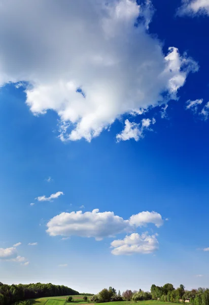 Modrá obloha krajina — Stock fotografie