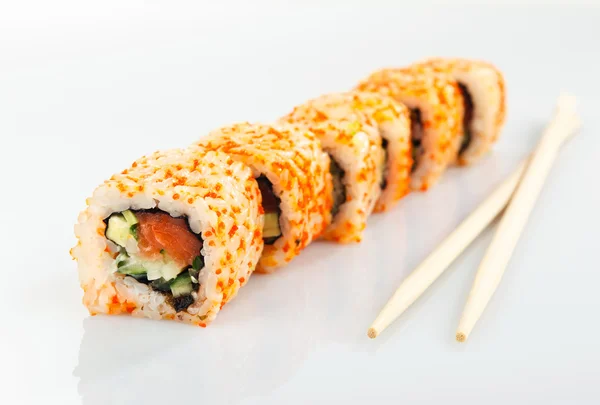Sushi en eetstokjes — Stockfoto