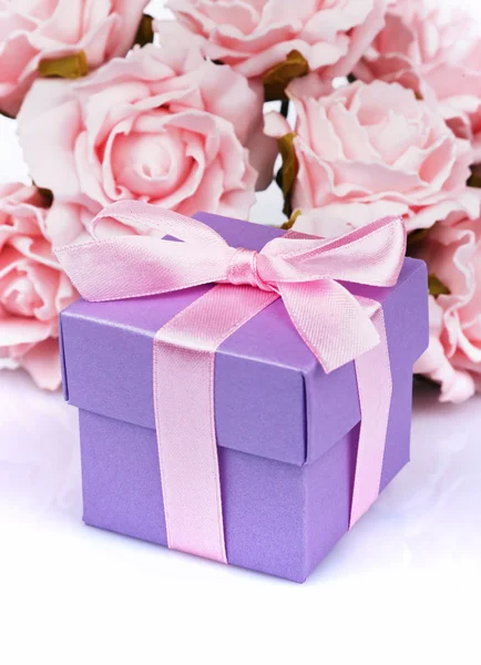 Roze bloemen en doos van de gift — Stockfoto