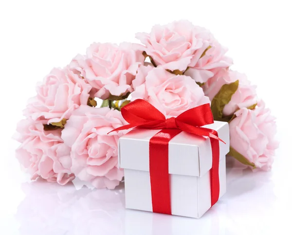 Fiori rosa e confezione regalo — Foto Stock