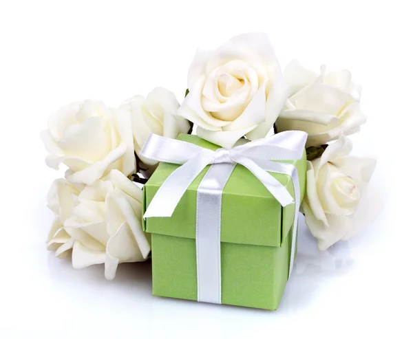 Flori albe și cutie cadou — Fotografie, imagine de stoc