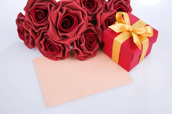Cartão em branco com flores vermelhas e presente — Fotografia de Stock