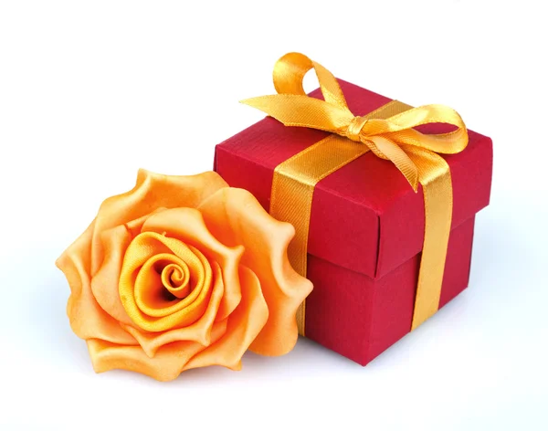 Rosa gialla e confezione regalo rossa — Foto Stock