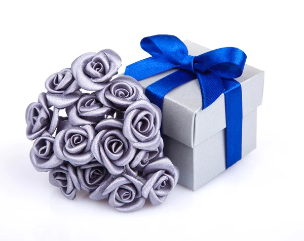 Bloemen en doos van de gift — Stockfoto