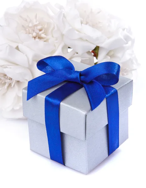 White flowers and gift box — Stock Photo, Image