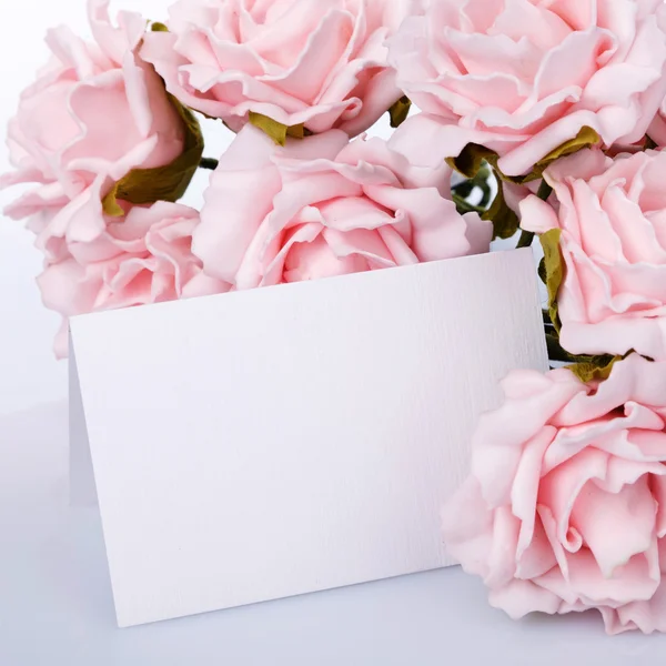 Gratulationskort med rosa rosor — Stockfoto