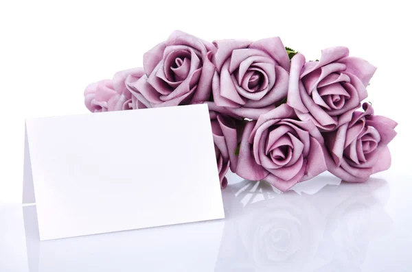 बैंगनी फूलों के साथ खाली कार्ड — स्टॉक फ़ोटो, इमेज