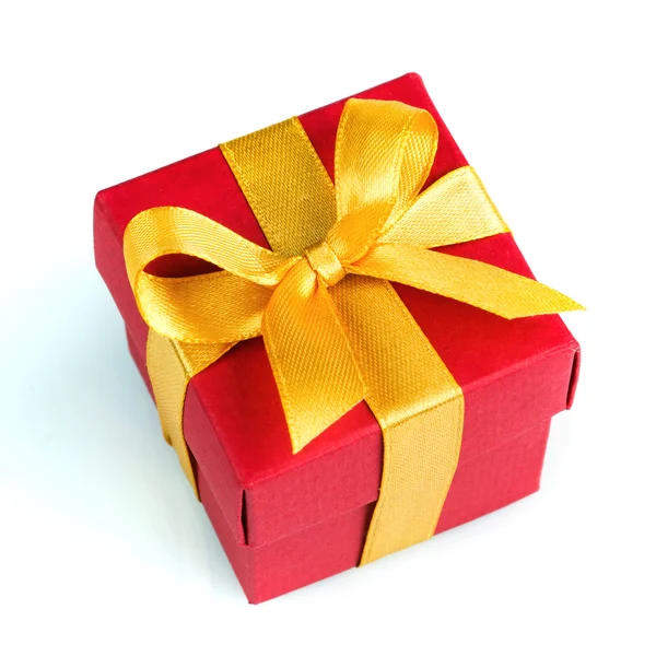 Caja de regalo roja única con cinta dorada —  Fotos de Stock