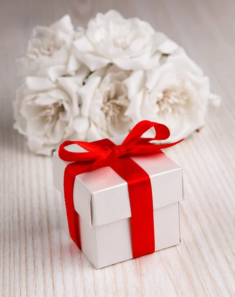 Witte bloemen en doos van de gift — Stockfoto