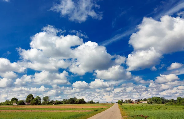 Paesaggio con strada e nuvole — Foto Stock