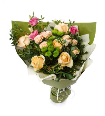 Beyaz arka planda kraft kağıdına sarılı karışık çiçek aranjmanı. Bir düğün, doğum günü ya da yıldönümü kutlaması.