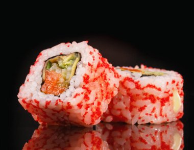 Siyah arka planda yansımalı suşi. Makro çekim.