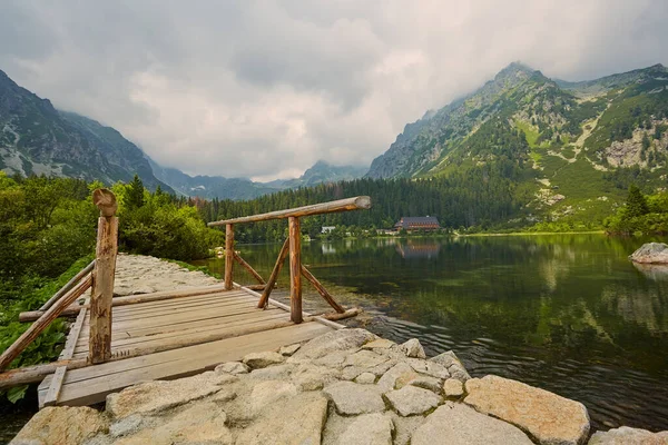 Steinweg Hoch Den Bergen Der Nähe Des Sees Holzbrücke Hohe — Stockfoto