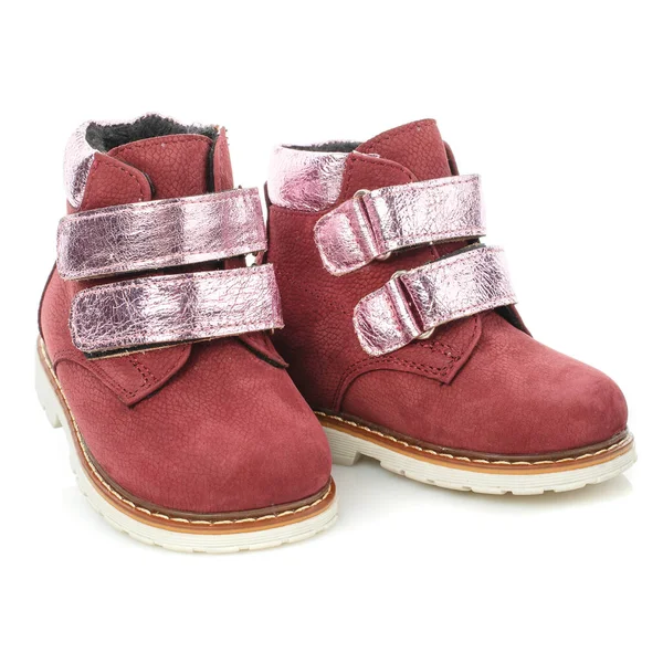 对皮革女婴红鞋隔离在白色背景 保暖的童鞋 内衬银丝绒和保温材料 即将到来的秋天和冬天的概念 — 图库照片