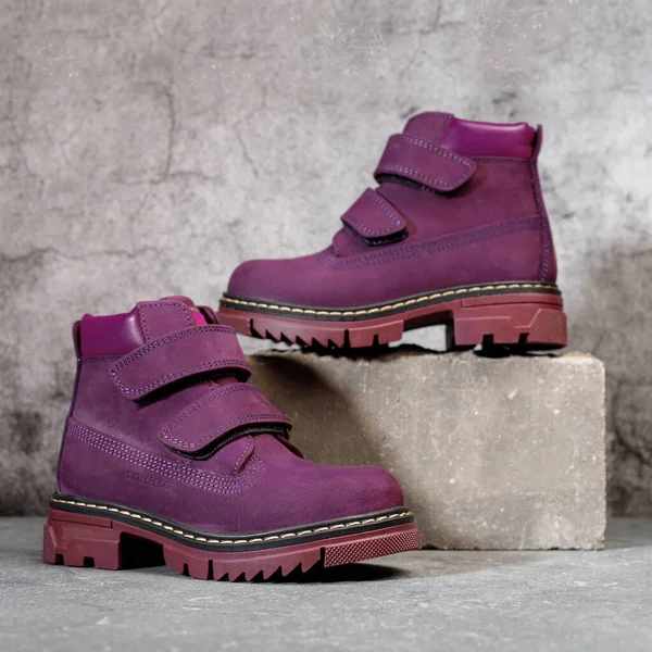 Κομψές Αδιάβροχες Μπορντό Γυναικείες Μπότες Velcro Γκρι Φόντο Από Μπετόν — Φωτογραφία Αρχείου