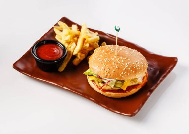 - Burger. Sulu domuz pirzolası, çedar peyniri, kızarmış soğan turşusu, iki sosun altına sarılmış marul. Patates kızartması ve krema sosuyla servis edilir..