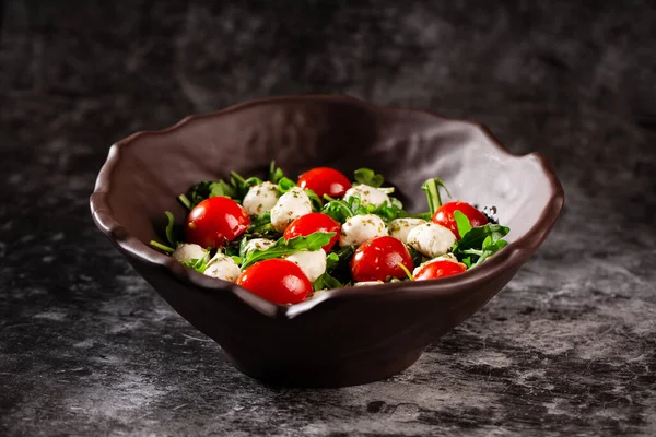 Caprese Salad Only Fresh Arugula Cherry Tomatoes Juicy Mini Mozzarella — 스톡 사진