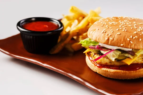 Burger Juicy Pork Cutlet Cheddar Cheese Crispy Pickled Onions Lettuce — Stok fotoğraf
