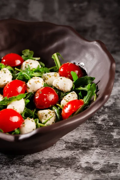 Caprese Salad Only Fresh Arugula Cherry Tomatoes Juicy Mini Mozzarella ロイヤリティフリーのストック画像