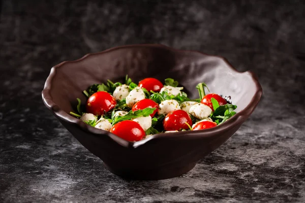 Caprese Saláta Kizárólag Friss Arugula Cseresznye Paradicsom Lédús Mini Mozzarella Stock Fotó