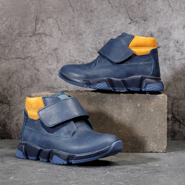 Blue Winter Sports Shoes Orange Inserts Velcro Men Gray Concrete — Foto de Stock