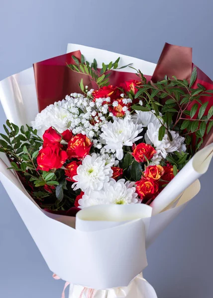 Floral Arrangements Close White Red Flowers Wrapped Bright Floral Paper — Stock fotografie