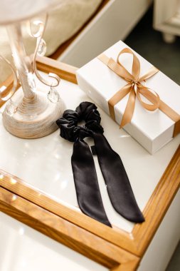 Gerçek zarif bayanlar için ipek kumaştan yapılmış saç bağları. Zarif kadınların el yapımı saç bandı lüks iç dekorasyonlar arasında masanın üzerinde yatıyor. Saç aksesuarları konsepti.