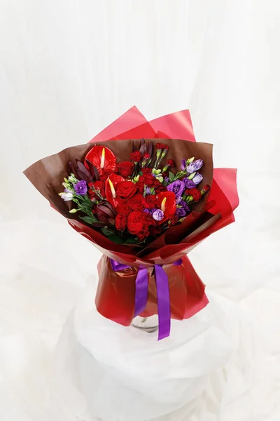 Beau Grand Bouquet Composé Fleurs Rouges Violettes Sur Pied Sur Images De Stock Libres De Droits