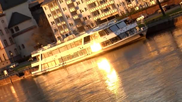 Βάρκα στην αντανάκλαση του ποταμού βράδυ ήλιο — Αρχείο Βίντεο