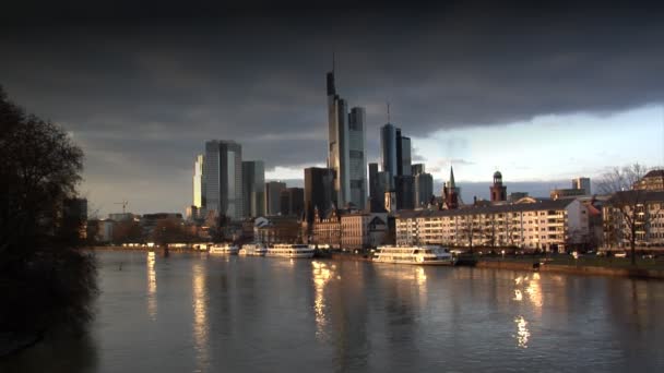 Nubes oscuras sobre Frankfurt Alemania Skyline — Vídeos de Stock