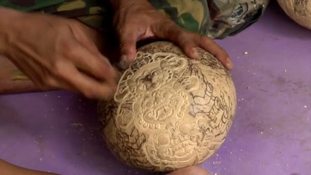 Hindistan cevizi hindu sembolü da carve — Stok video