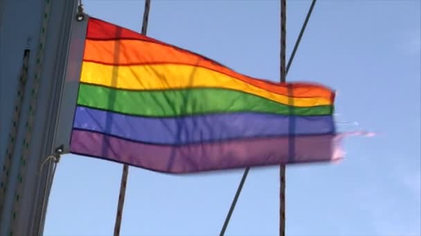 Bandeira do arco-íris gay no barco à vela — Vídeo de Stock