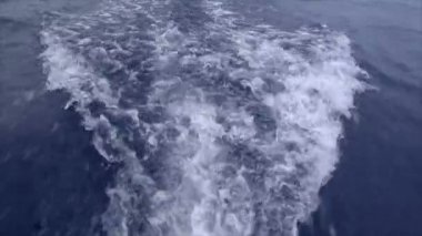 gerçek zamanlı su girdap bir tekne arkasında