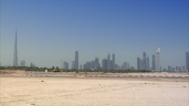 Car crossing dubai skyline — Stock Video