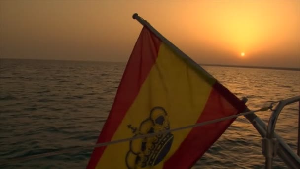 Gün batımında, İspanyol bayrağı — Stok video