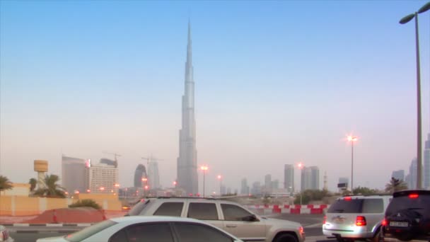 Time lapse tráfico convertirse en noche en Burj Khalifa dubai — Vídeos de Stock