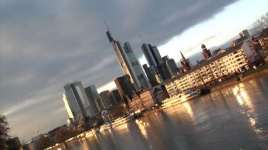 Frankfurt Almanya skyline pan hızlı zoom out
