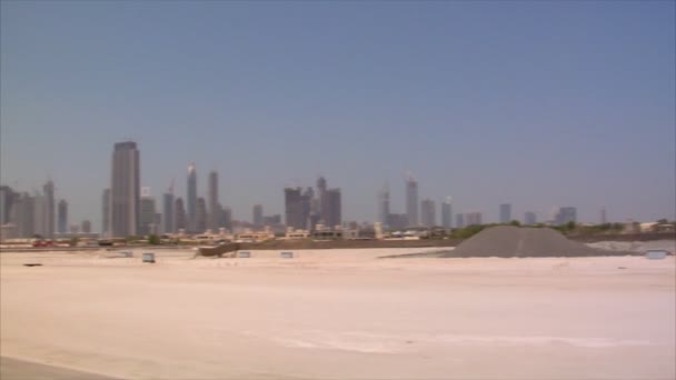 Dubai skyline pan burj Emiraten — Stockvideo