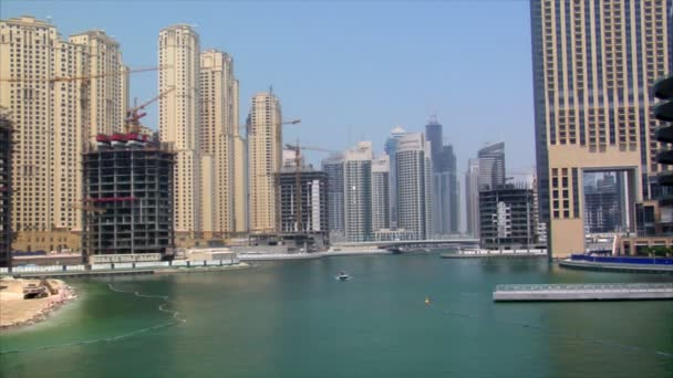 Barco chegar dubai marina rampa de velocidade — Vídeo de Stock