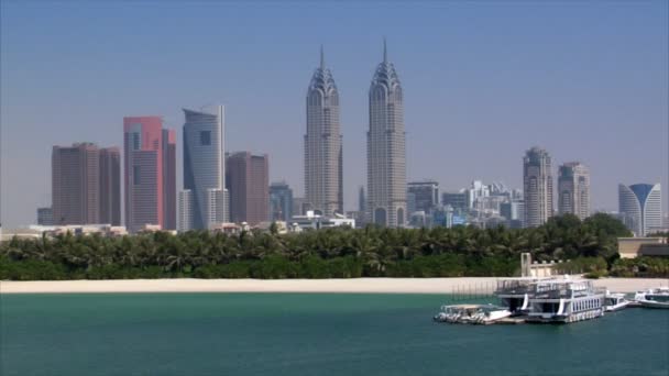Dubais stadssilhuett från palm — Stockvideo